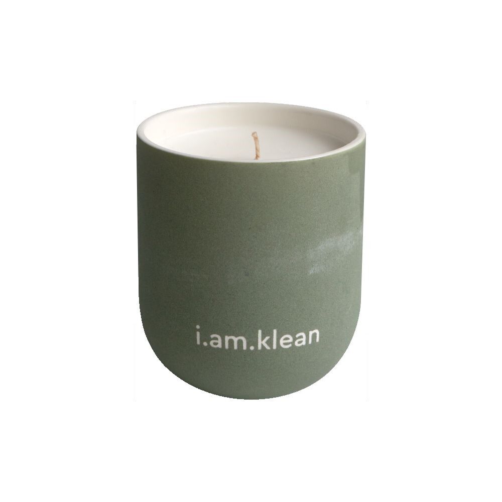 Bougie verte avec inscription i.am.klean. Bougie en céramique avec mèche. Intérieur blanc. Sans couvercle.