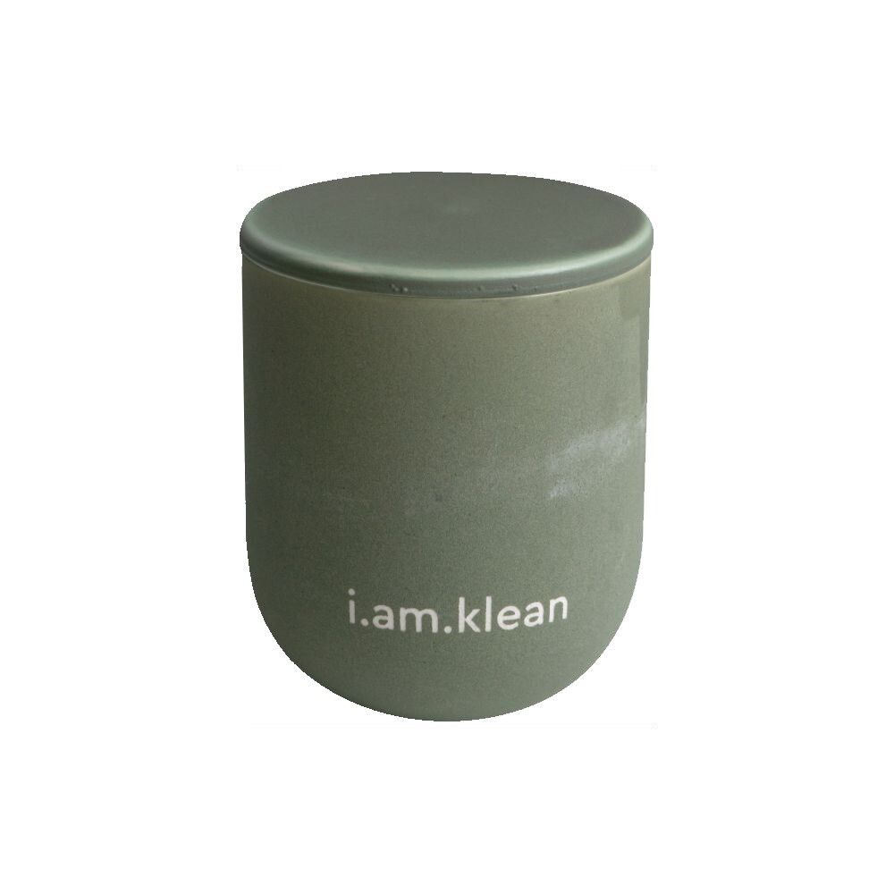 Bougie verte avec couvercle. Bougie en céramique avec couvercle. Inscription : i.am.klean. Couvercle fermé.