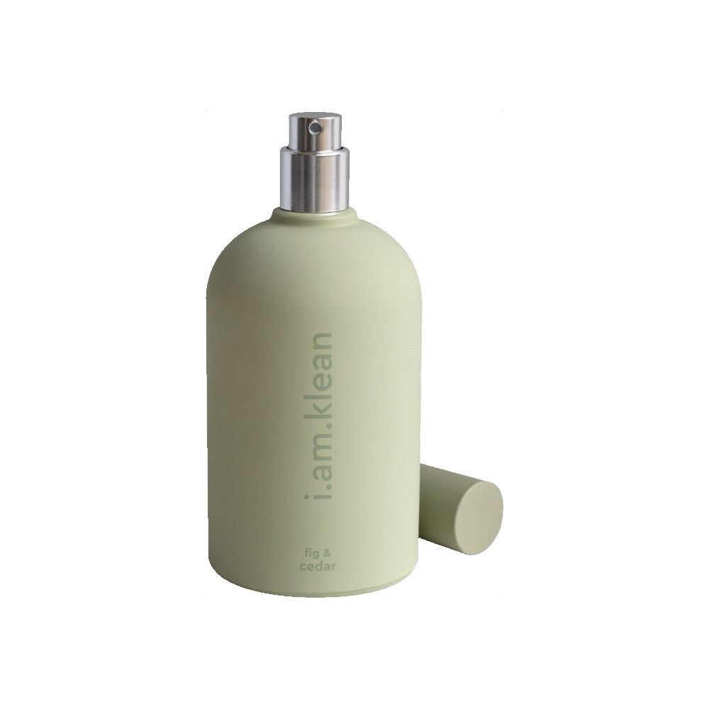 Flacon vert clair avec vaporisateur et bouchon. Inscription : i.am.klean, fig & cedar.