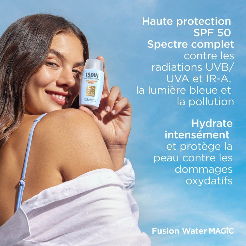 Femme tenant un écran solaire ISDIN Fotoprotector Fusion Water Magic, ciel bleu en arrière-plan.