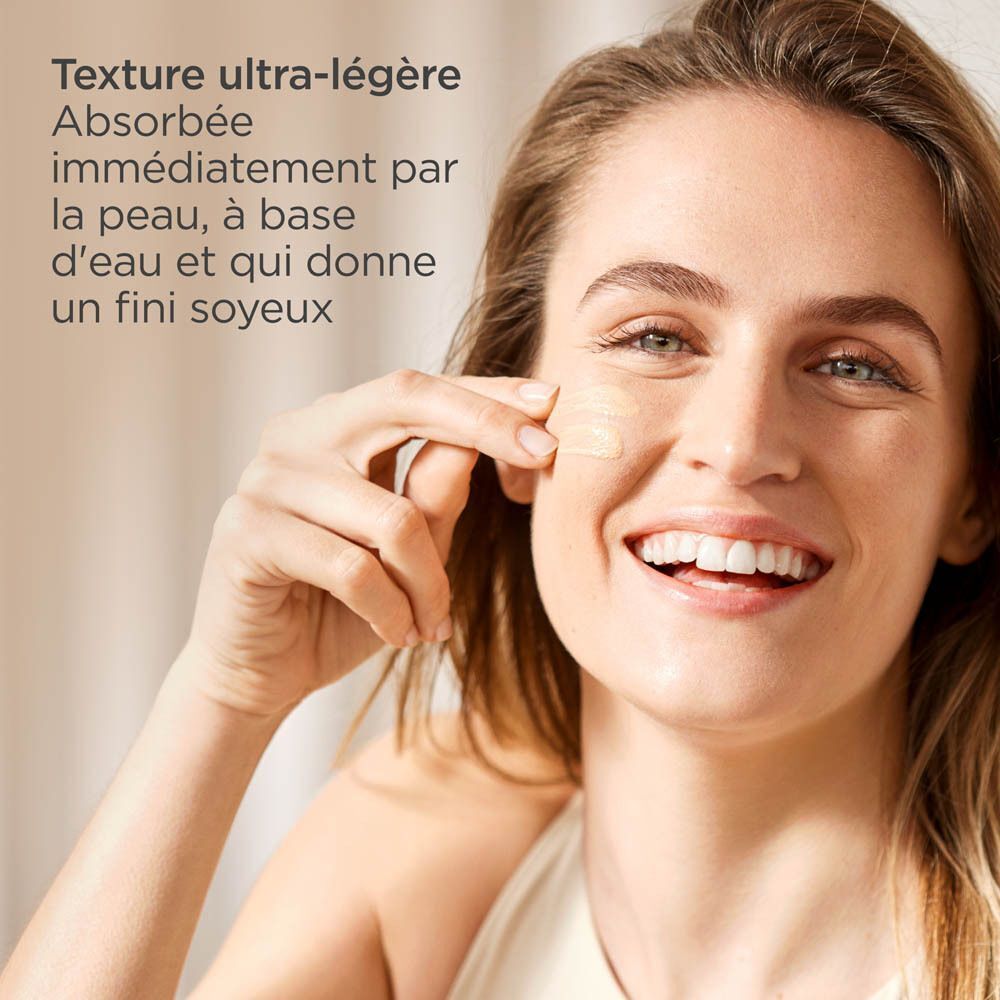 Femme appliquant ISDIN Fotoprotector Fusion Water Magic Bronze, texture ultra-légère à base d'eau avec un fini soyeux.