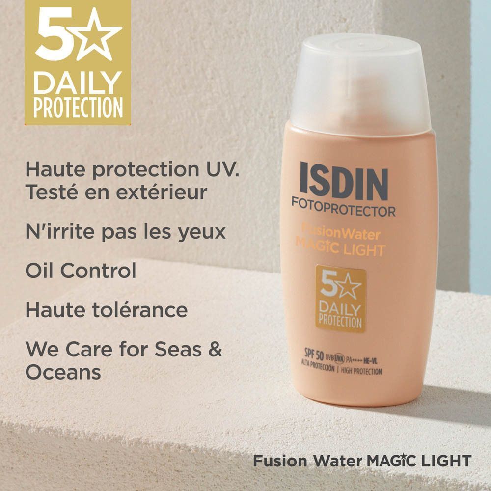 ISDIN Fotoprotector Fusion Water Magic Light écran solaire SPF 50, sur une plateforme en pierre.
