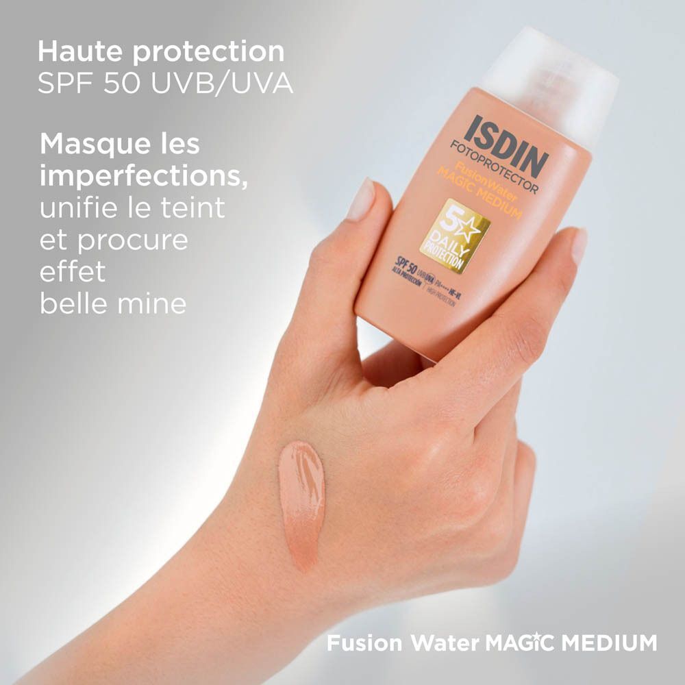 Main tenant ISDIN Fotoprotector FusionWater Magic SPF 50. Crème appliquée sur la main.