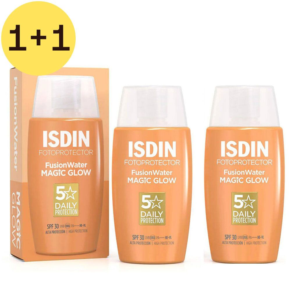 Trois flacons de ISDIN Fotoprotector Fusion Water Magic Glow SPF30. Un flacon est dans un emballage avec l'inscription "1+1".