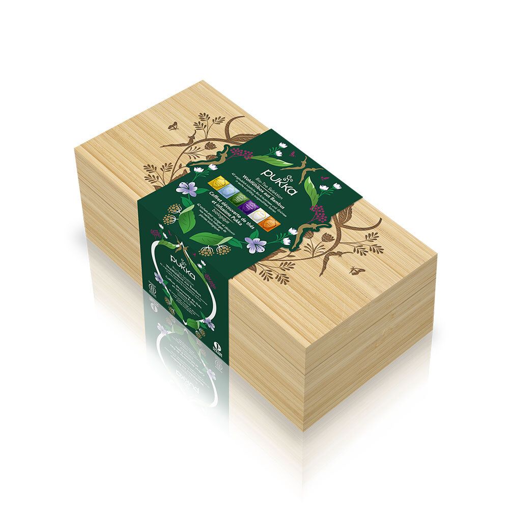 Coffret en bambou avec bandeau vert. Le bandeau porte le logo et le nom du produit. La boîte est ornée de motifs floraux.