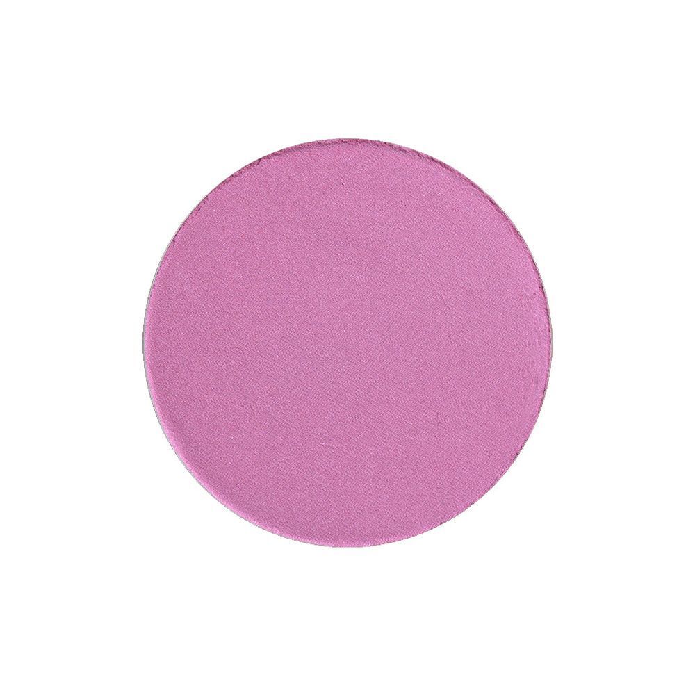 Poudre rose de forme ronde. Surface lisse. Sur fond blanc.
