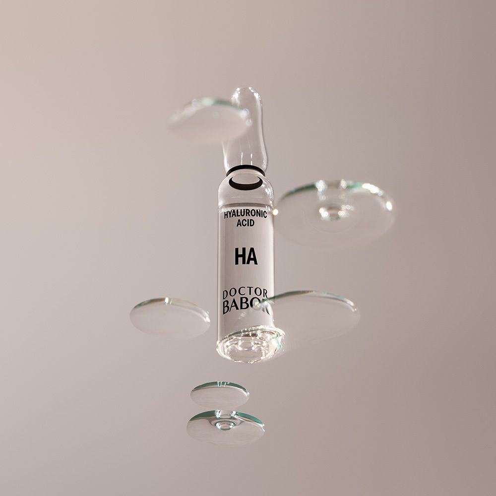 Ampoule transparente avec liquide. Inscription : HA, Acide Hyaluronique, Doctor BABOR.