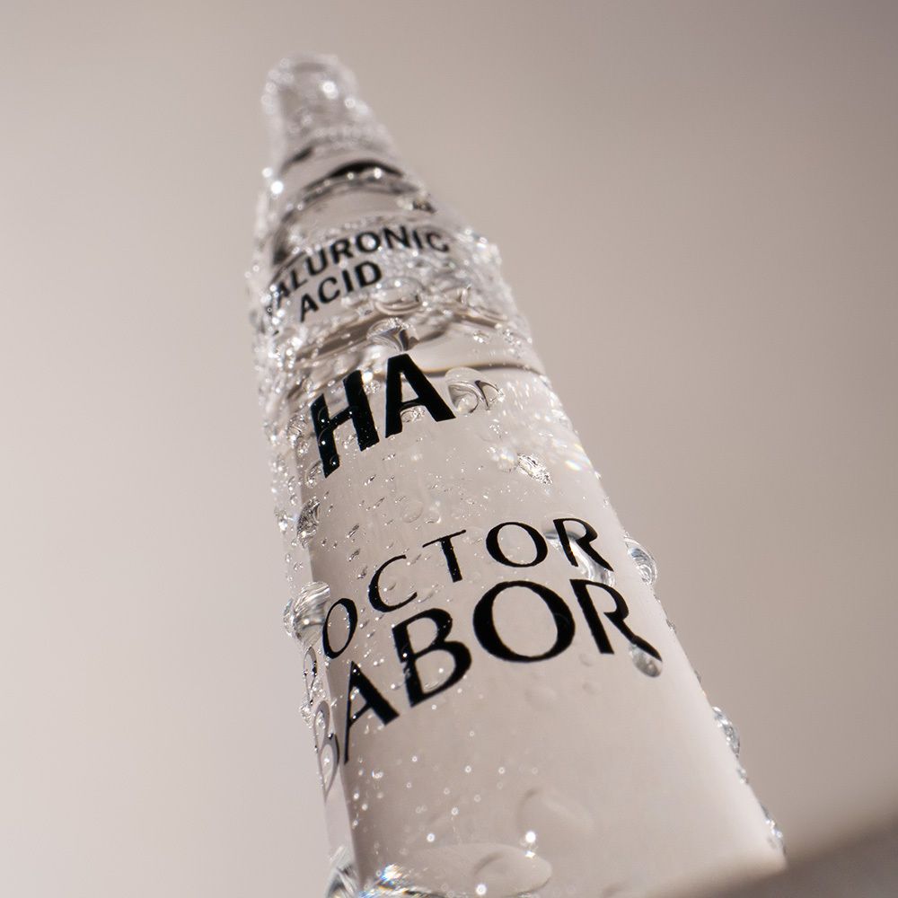 Sept ampoules sur une surface. Inscription : HA, Doctor BABOR.