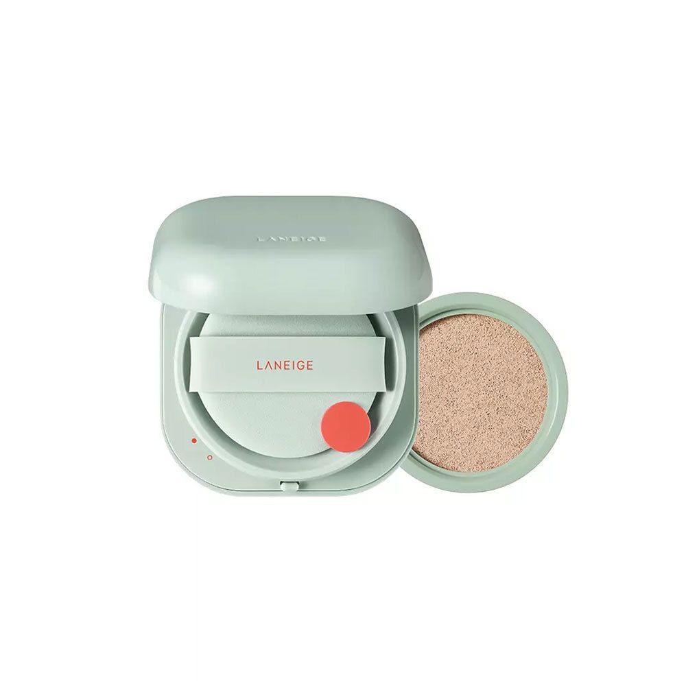 Boîtier cosmétique vert clair ouvert. Éponge et ruban avec inscription LANEIGE à l'intérieur. Bouton rouge.