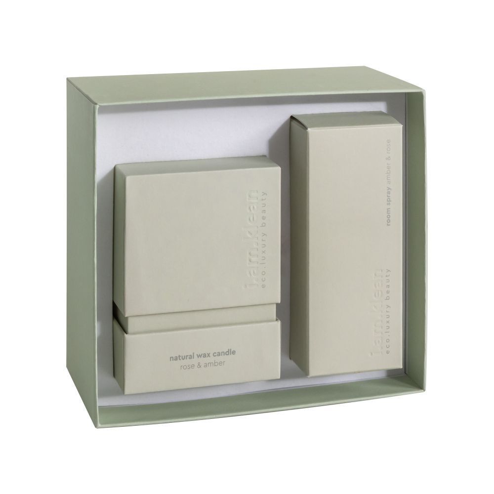 Coffret cadeau avec bougie et spray d'ambiance. Bougie, spray et autres produits dans l'emballage. Marque : i.am.klean.