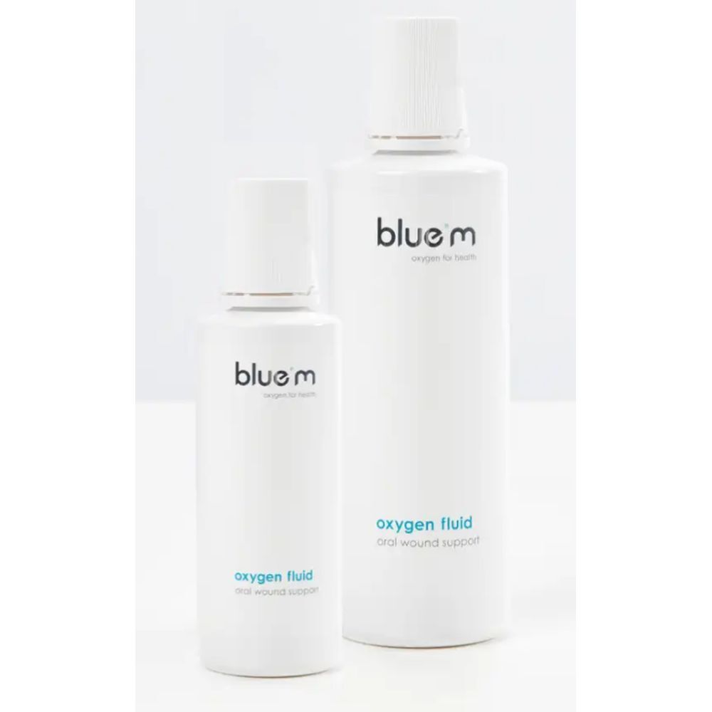 Deux flacons blancs avec étiquette bleue. Inscription: blue®m, oxygen fluid, oral wound support.