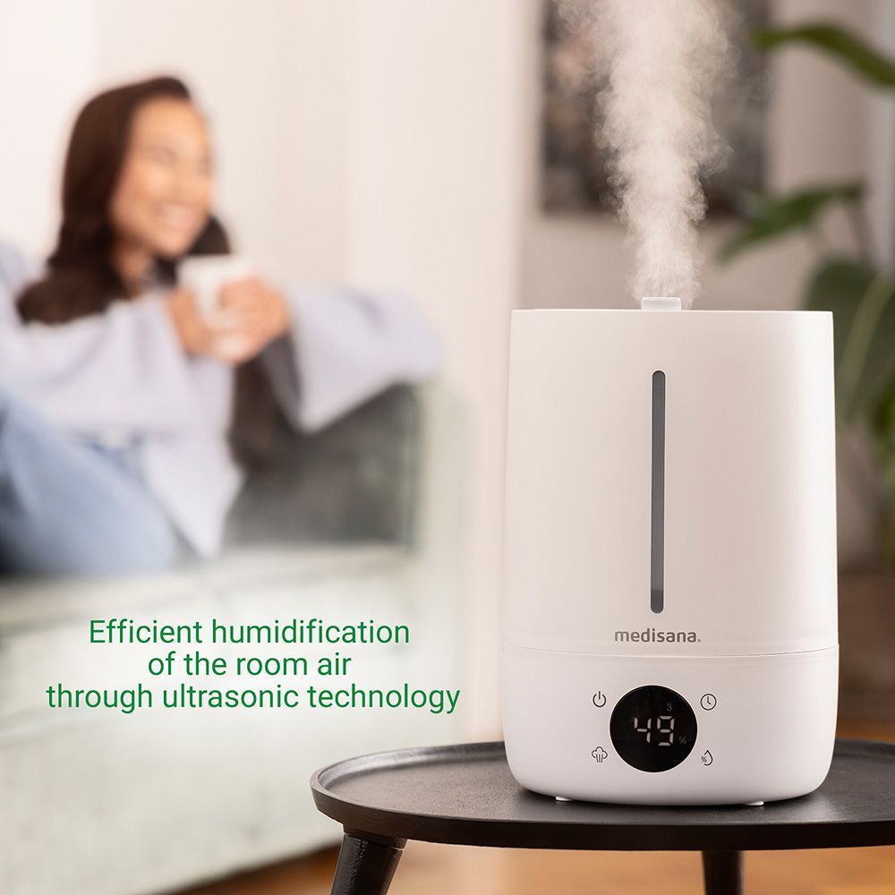 Humidificateur blanc avec affichage numérique. Marque : medisana. Technologie ultrasonique.