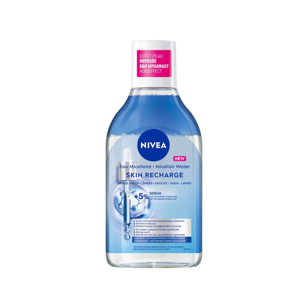 Bouteille Nivea Skin Recharge Eau Micellaire. Liquide bleu et blanc. Inscription 'Skin Recharge' et 'Serum'.