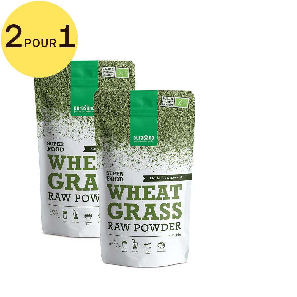 Deux sachets de purasana® WHEAT GRASS RAW POWDER. Sachet blanc avec impression verte. Logo bio en haut à gauche. Inscription: WHEAT GRASS RAW POWDER. Cercle jaune: 2 pour 1.