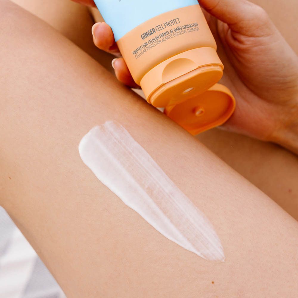 Crème appliquée sur la peau à partir d'un tube. Nom du produit non visible.