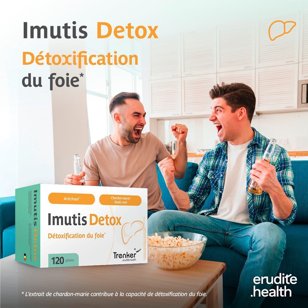 Deux hommes regardent la télévision en buvant de la bière. Une boîte d'Imutis Detox à côté.