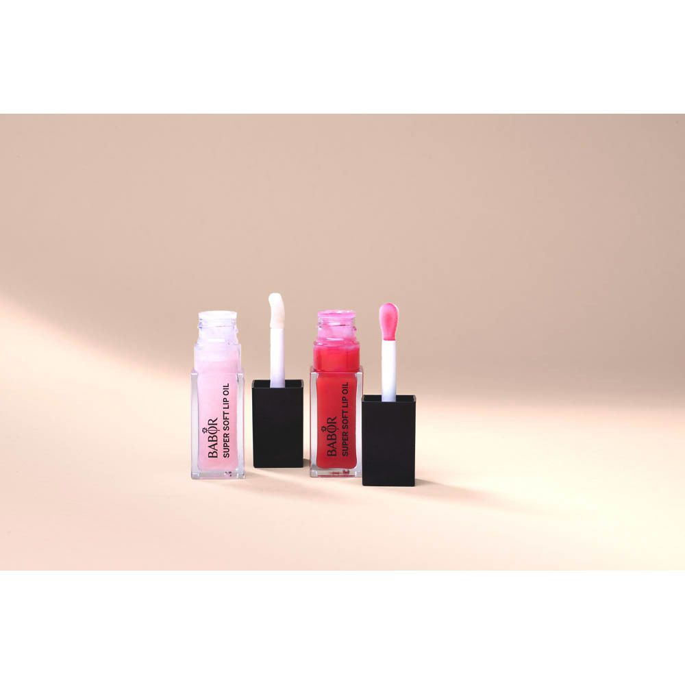 Trois flacons d'huile à lèvres avec applicateurs. Deux roses, un rouge. Bouchons noirs. Inscription : Babor Super Soft Lip Oil.