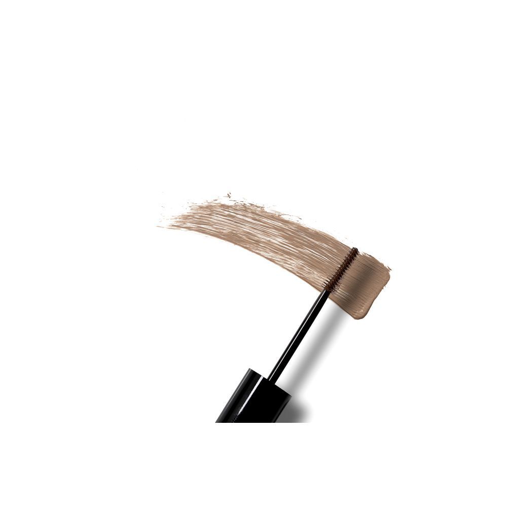 Application de mascara pour sourcils de teinte claire. Brosse de mascara avec manche noir.