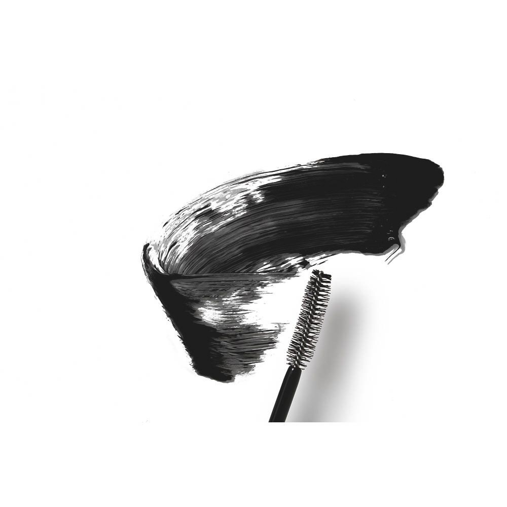 Brosse de mascara avec couleur noire. Sur fond blanc.
