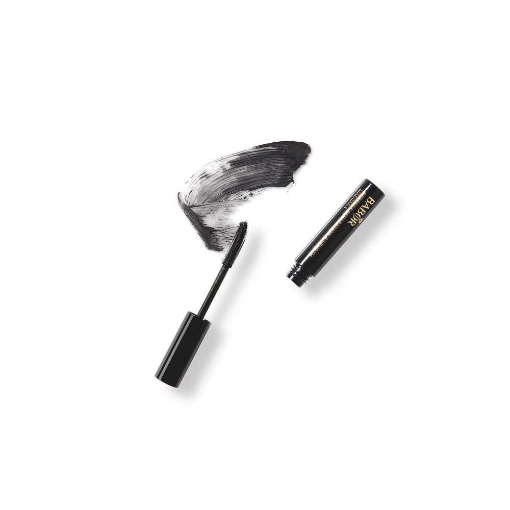 Tube et brosse de mascara noirs avec une trace de mascara. Marque Babor visible.