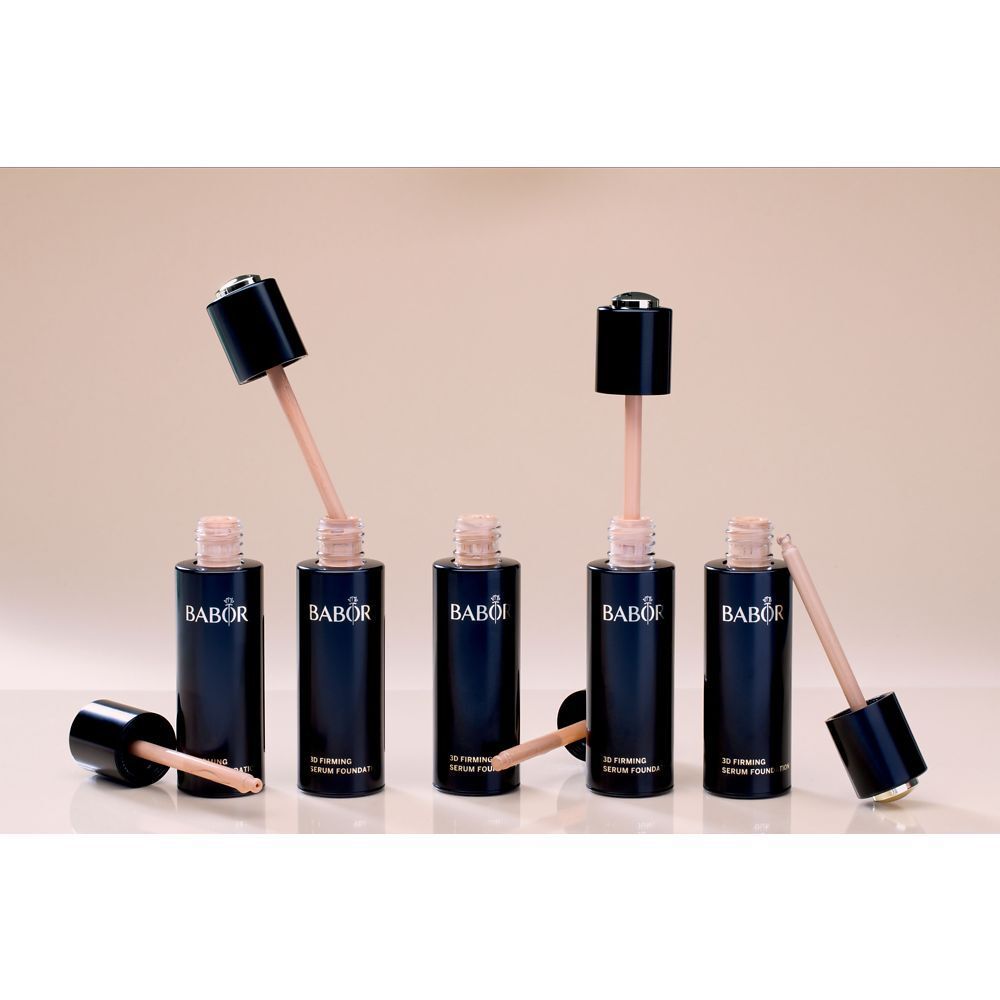 Cinq flacons noirs avec applicateurs ouverts. Inscription: BABOR, 3D Firming Serum Foundation.