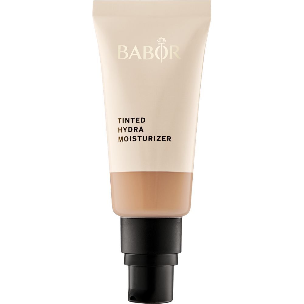 Tube de crème hydratante teintée. Pompe noire. Inscription: BABOR, TINTED HYDRA MOISTURIZER.