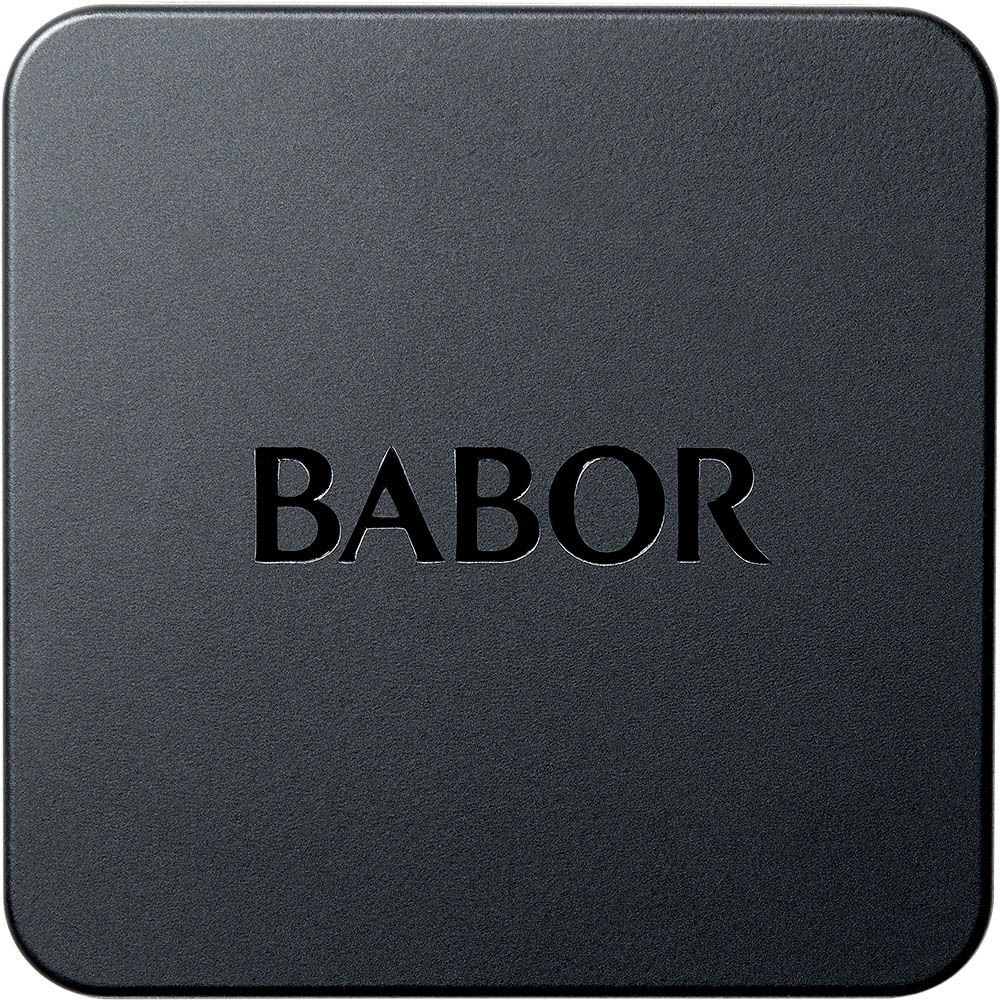 Tas de fard à joues rose émietté. Sur fond blanc.