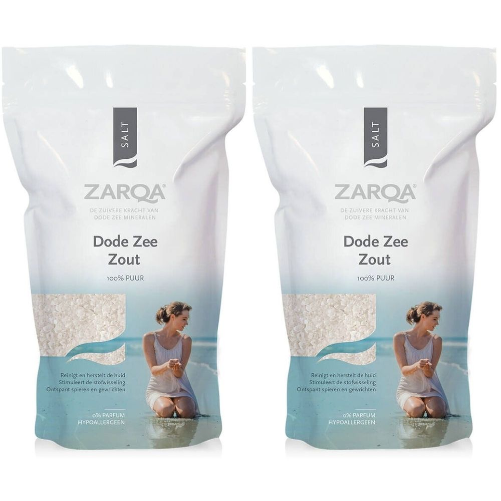 Deux sachets de Zarqa Dode Zee Zout. Emballage blanc avec logo et nom du produit. Image d'une femme à la plage.