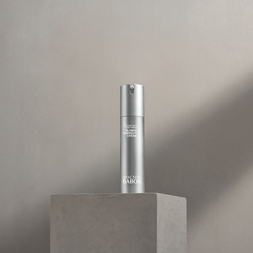 Emballage produit avec texte 'Blemish Correcting Cream' et 'Doctor Babor'.