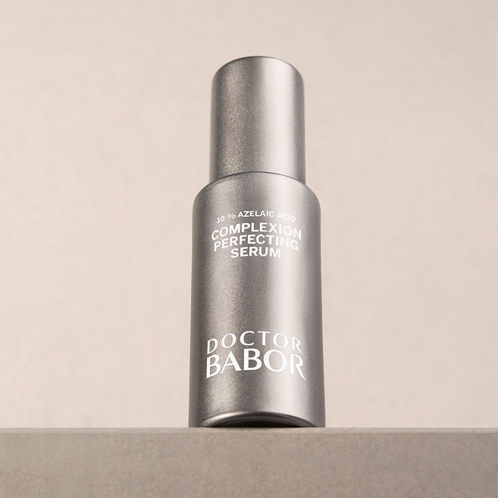 Flacon argenté avec bouchon argenté. Inscription : 10% acide azélaïque, Complexion Perfecting Serum, DOCTOR BABOR.