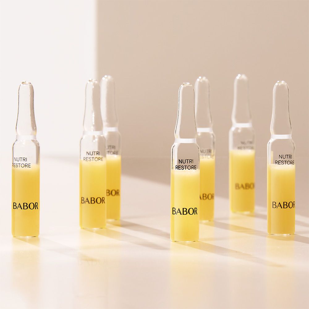 Plusieurs ampoules côte à côte. Texte : Nutri Restore, Babor.