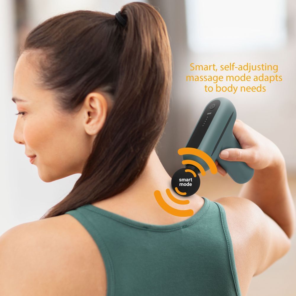 Une femme utilise un mini pistolet de massage vert. Marque : medisana. Le nom du produit et le logo sont visibles. Mode intelligent.