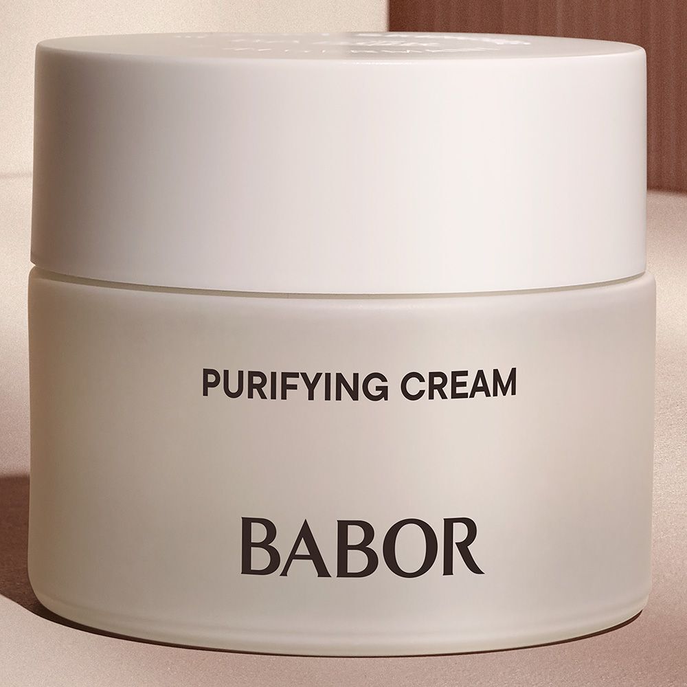 Pot de crème avec couvercle blanc. PURIFYING CREAM et BABOR sont écrits sur le pot.