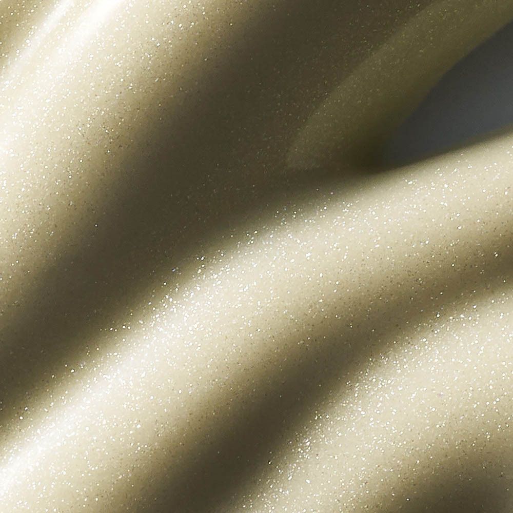 Gros plan de la crème pour les yeux. Texture crémeuse avec une légère brillance.