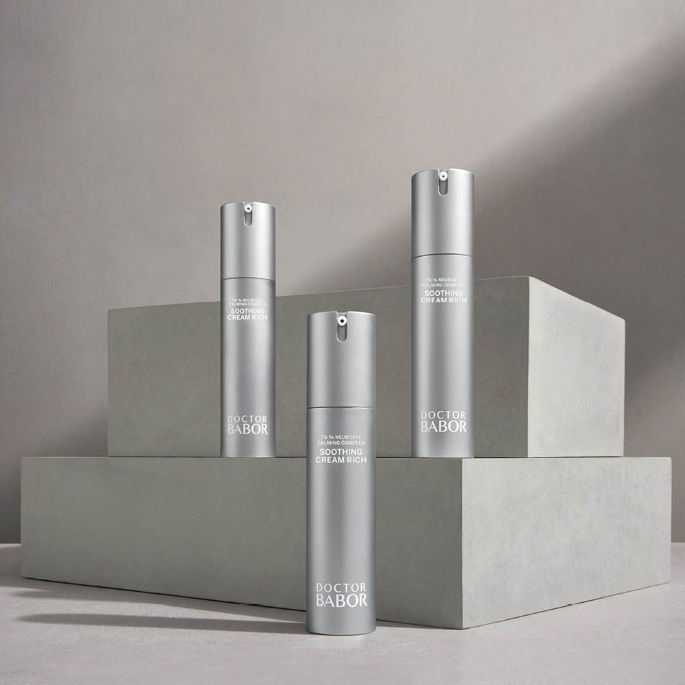 Trois flacons pompes argentés. Inscription : Soothing Cream Rich. Marque : Doctor Babor. Sur socles.