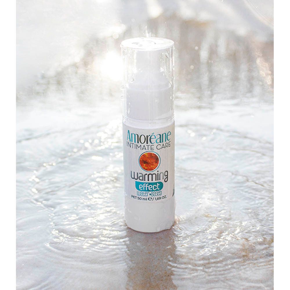 Flacon blanc avec pompe dans l'eau. Inscription: Amoréane Intimate Care, warming effect.