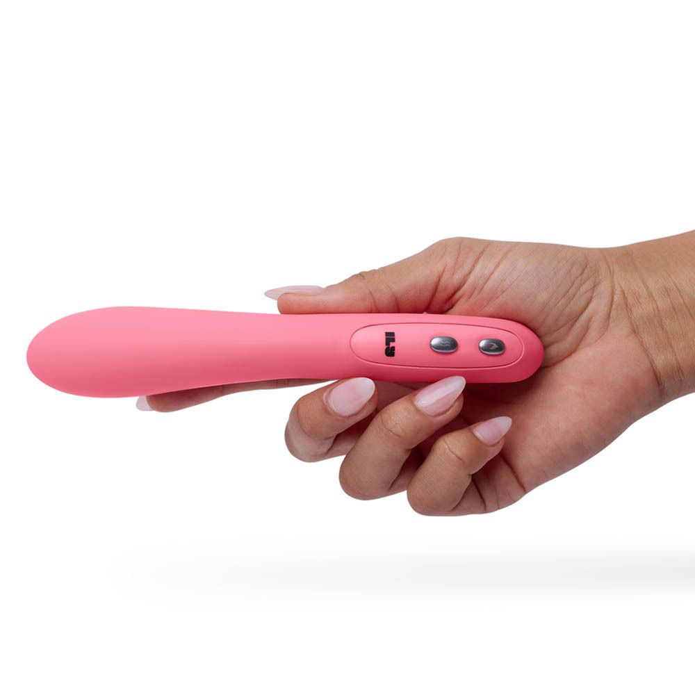 Main tenant un vibrateur rose. Trois boutons visibles. Marque ILS.