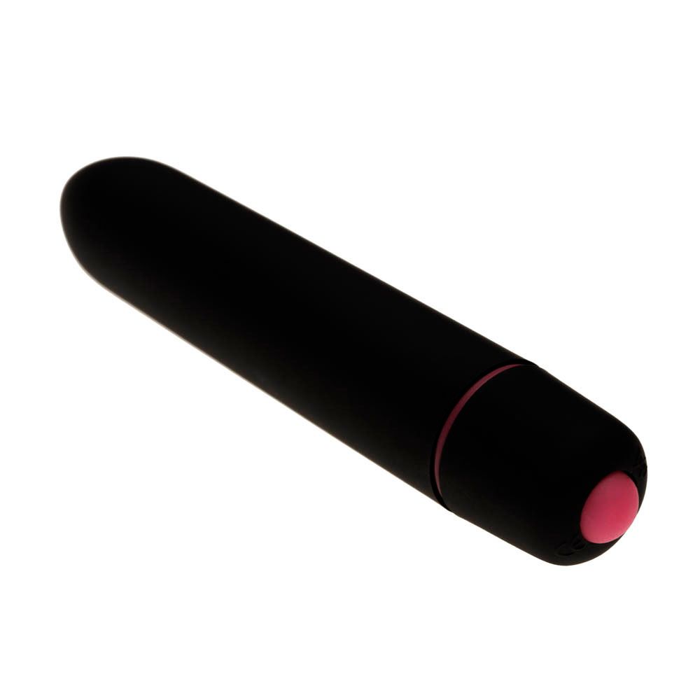 Vibrateur noir avec pointe rose. Forme cylindrique. Anneau rose à l'extrémité inférieure.