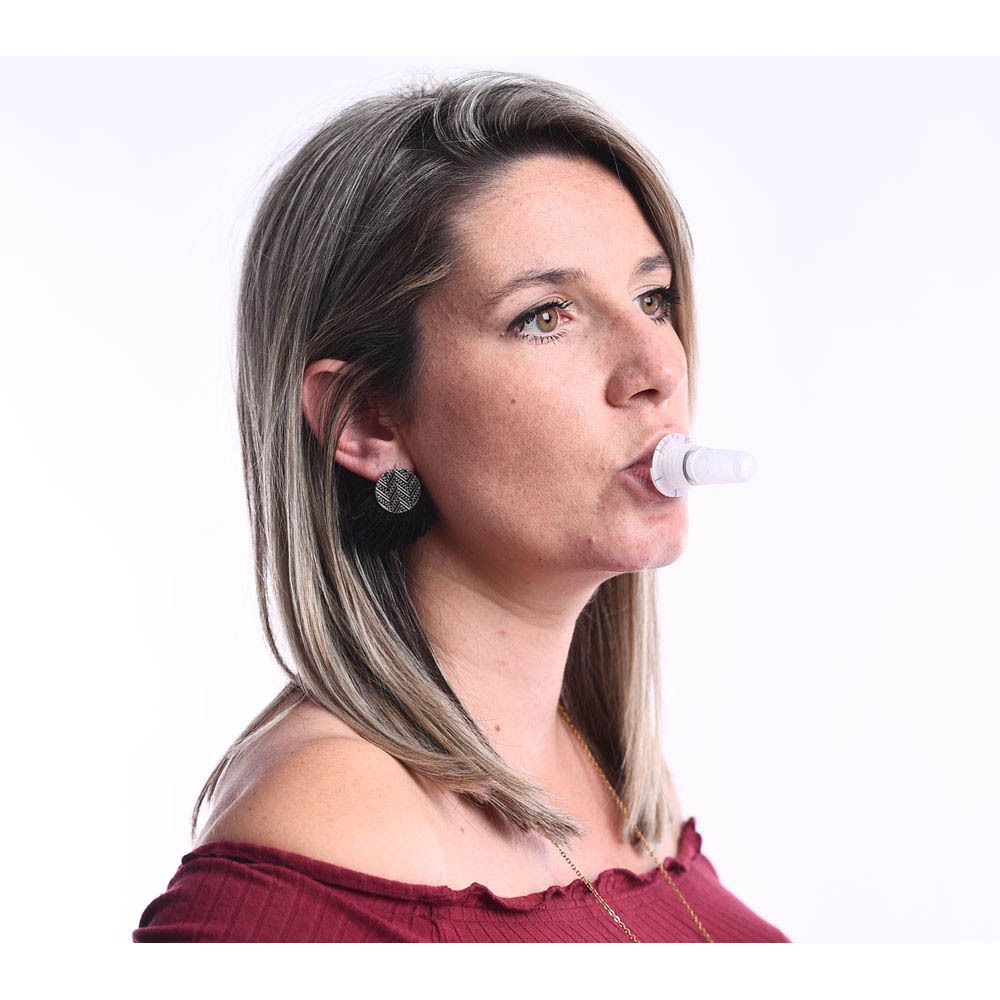 Femme utilisant l'embout. Embout dans la bouche. Femme avec un haut rouge.