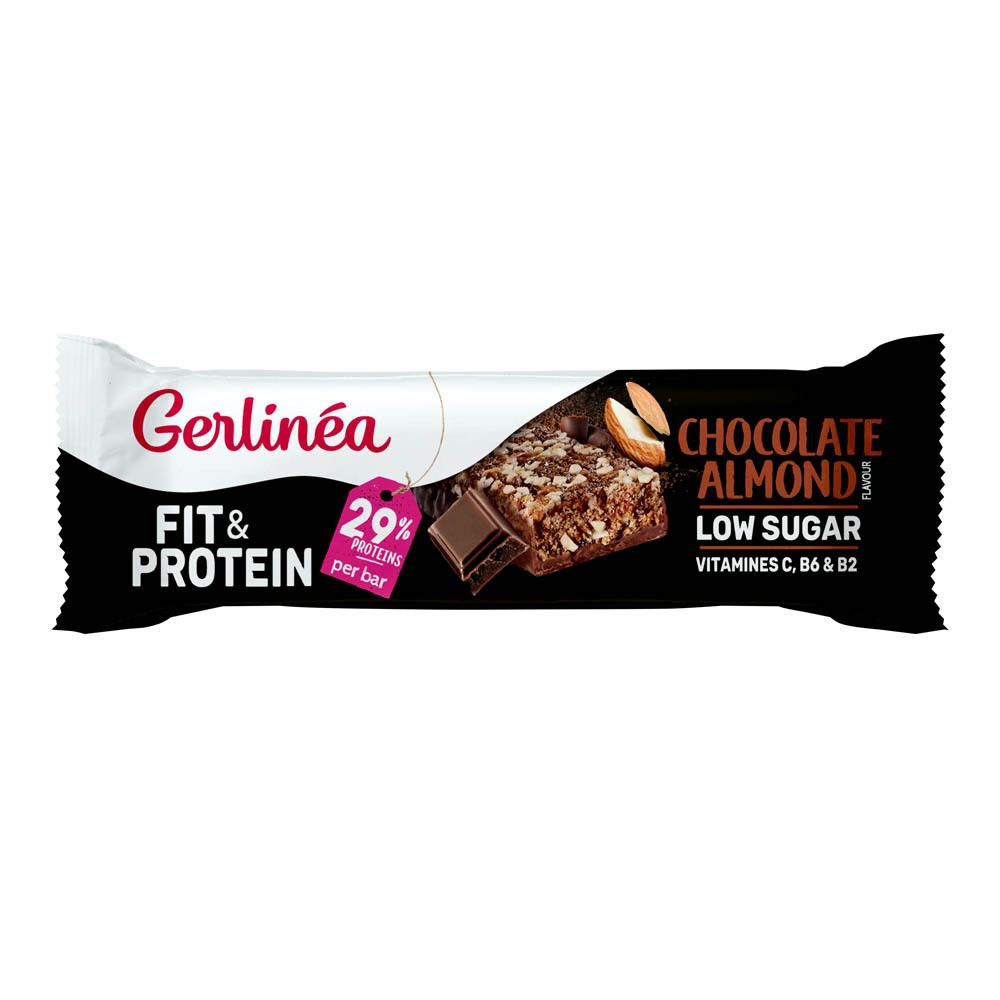 Emballage de barre, noir avec logo blanc. Inscription: Fit & Protein, 29% protéines, Chocolate Almond, Low Sugar. Contient vitamines C, B6 & B2.