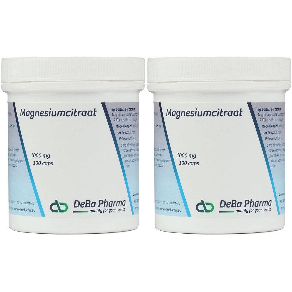 Deux pots blancs avec couvercles. Inscription: Magnesiumcitraat 1000 mg, 100 caps. Logo: DeBa Pharma.
