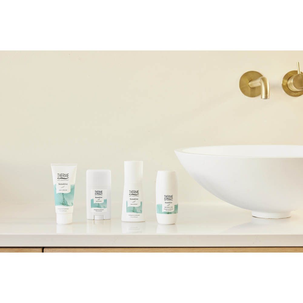 Différents produits THERME sur une surface blanche. Contient un stick anti-transpirant, un roll-on, une crème et un spray.