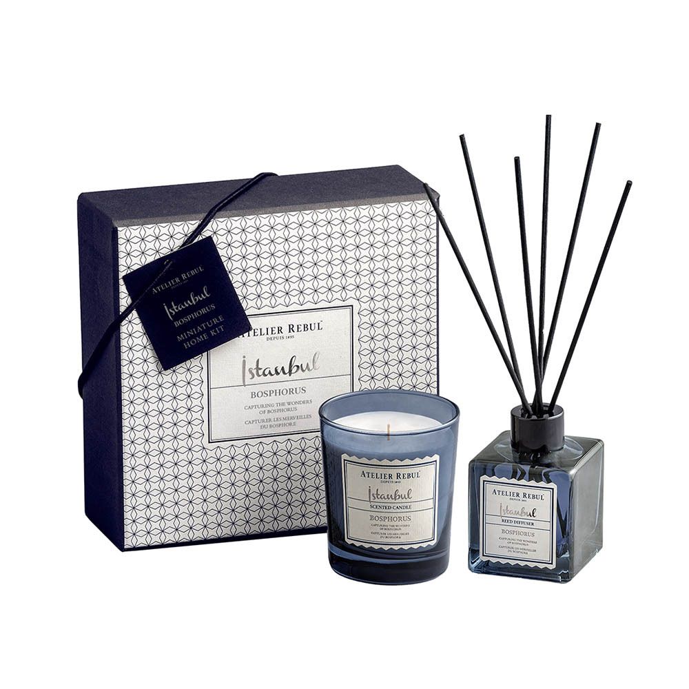 Ensemble produit : boîte, bougie et diffuseur. Bleu foncé, avec logo et nom du produit.