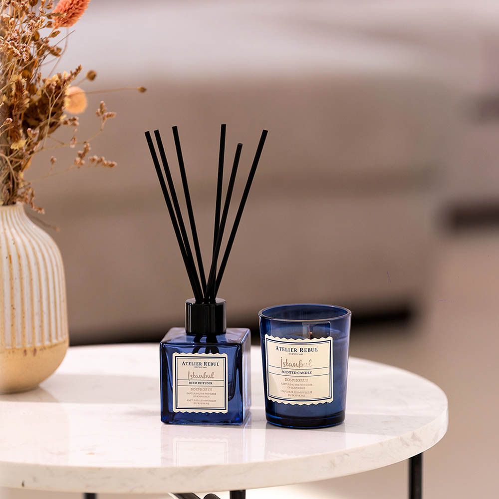 Ensemble produit : diffuseur et bougie. Placé sur une table.
