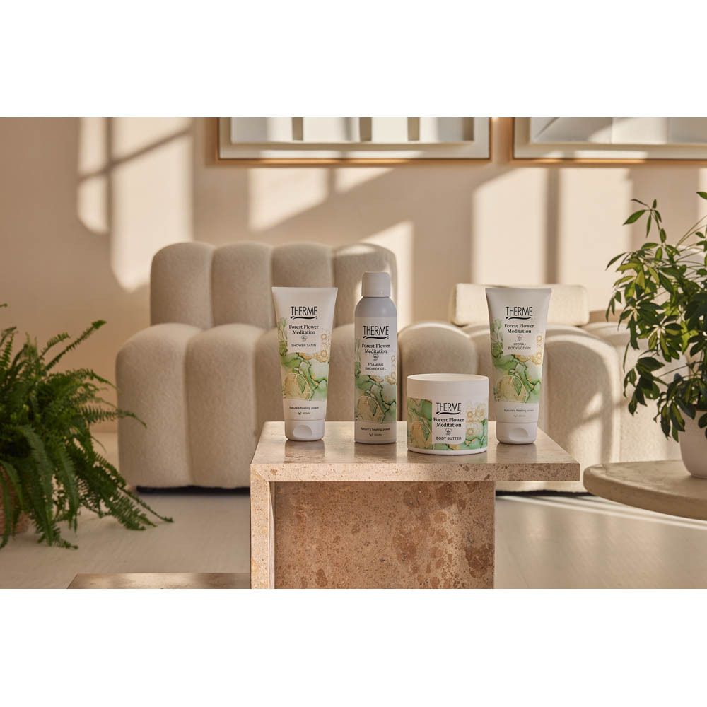 Plusieurs produits sur une table. Produits : tube, mousse, crème et un autre tube. Logo THERME.