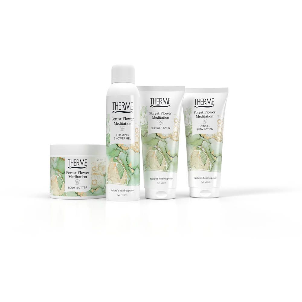 Plusieurs produits sur fond blanc. Produits : beurre corporel, gel douche moussant, Shower Satin, lotion corporelle. Logo THERME.