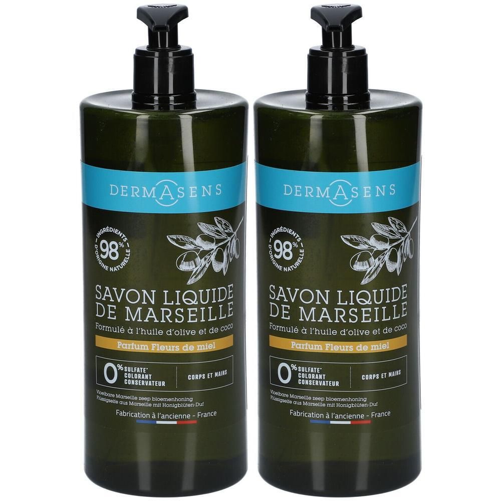 Deux flacons de savon liquide vert avec pompe noire. Bande bleue avec texte. Inscription : Savon Liquide de Marseille.