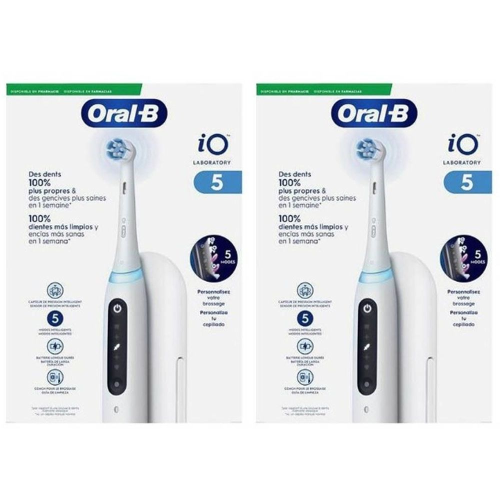 Deux brosses à dents électriques blanches avec socle de chargement. Inscription: Oral-B iO 5, texte multilingue.