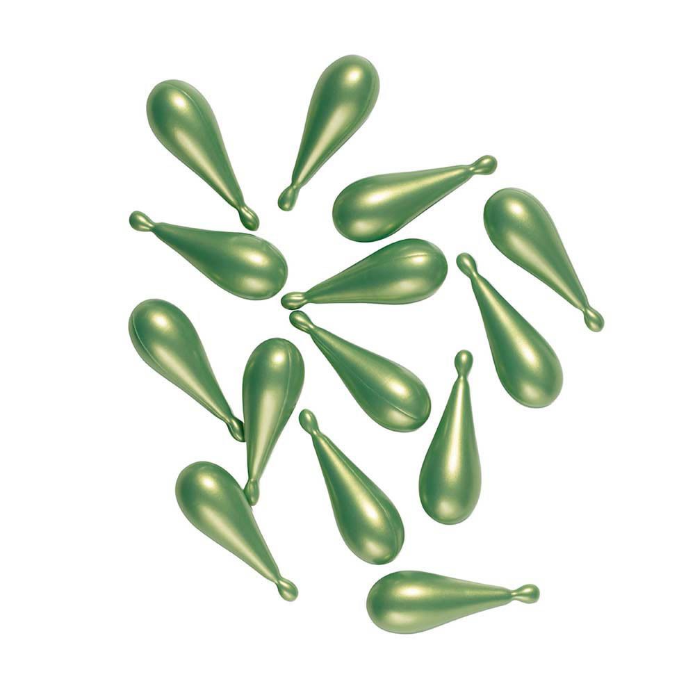Capsules vertes en forme de goutte. Individuellement sur fond blanc.