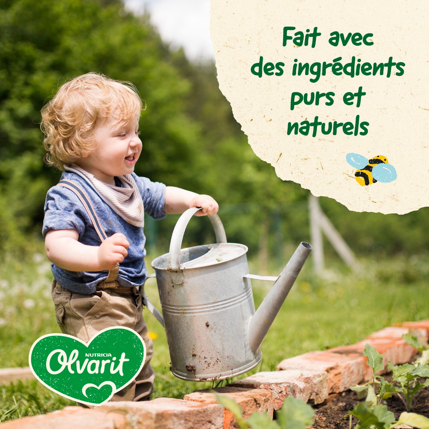 Un enfant arrose des plantes avec un arrosoir. Logo Olvarit au premier plan.